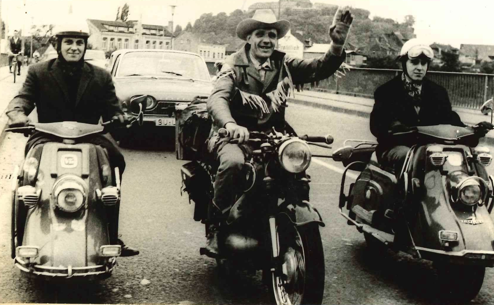 Hermann Schrader trifft 1965 nach seiner Weltreise mit dem Motorrad wieder in Mülldorf ein.