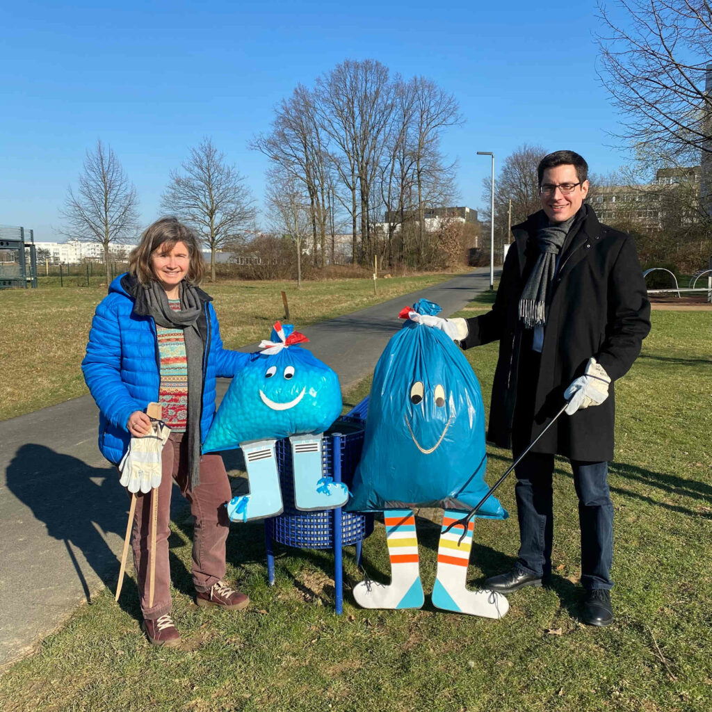 Birgit Dannefelser vom Umweltbüro und Bürgermeister Max Leitterstorf (v.l.) freuen sich gemeinsam mit den Maskottchen „Mülli“ und „Müllinchen“ auf viele helfende Hände beim Frühjahrsputz.