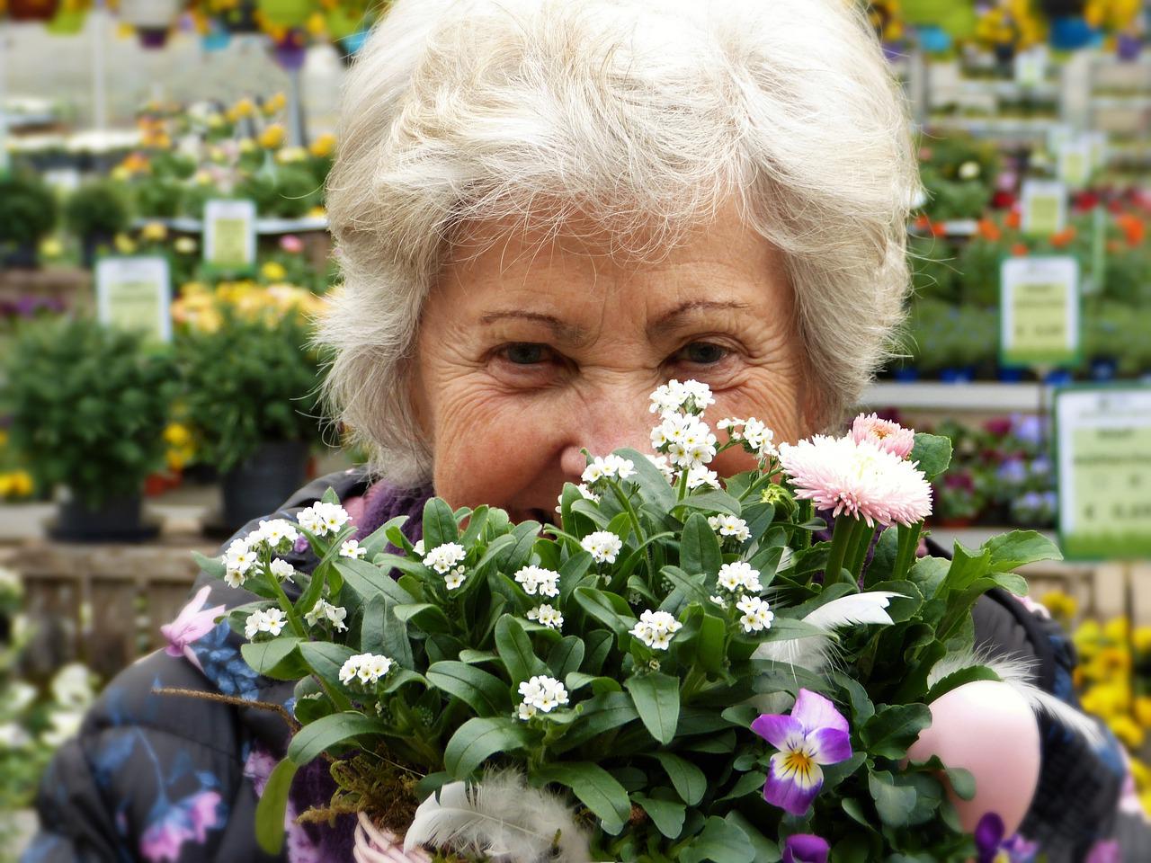 Ältere Frau mit Blumen