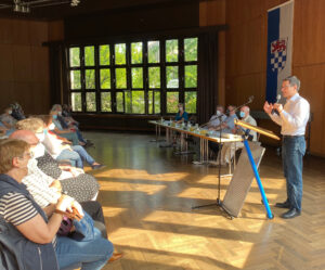 Bürgermeister Max Leitterstorf begrüßt die Anwesenden bei der ZWAR-Netzwerk Gründungsveranstaltung