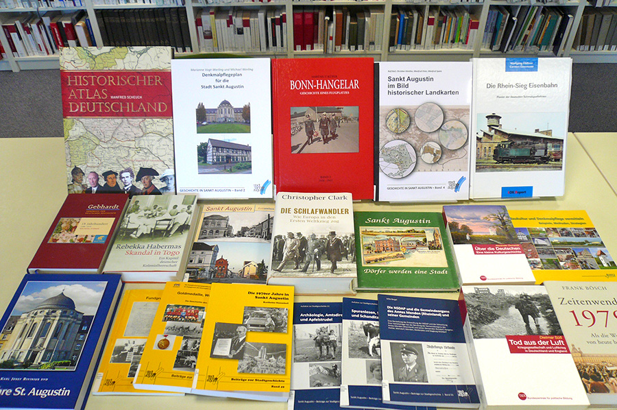 Die Archivbibliothek umfasst regionalspezifische und allgemeingeschichtliche Literatur, Foto: Stadtarchiv