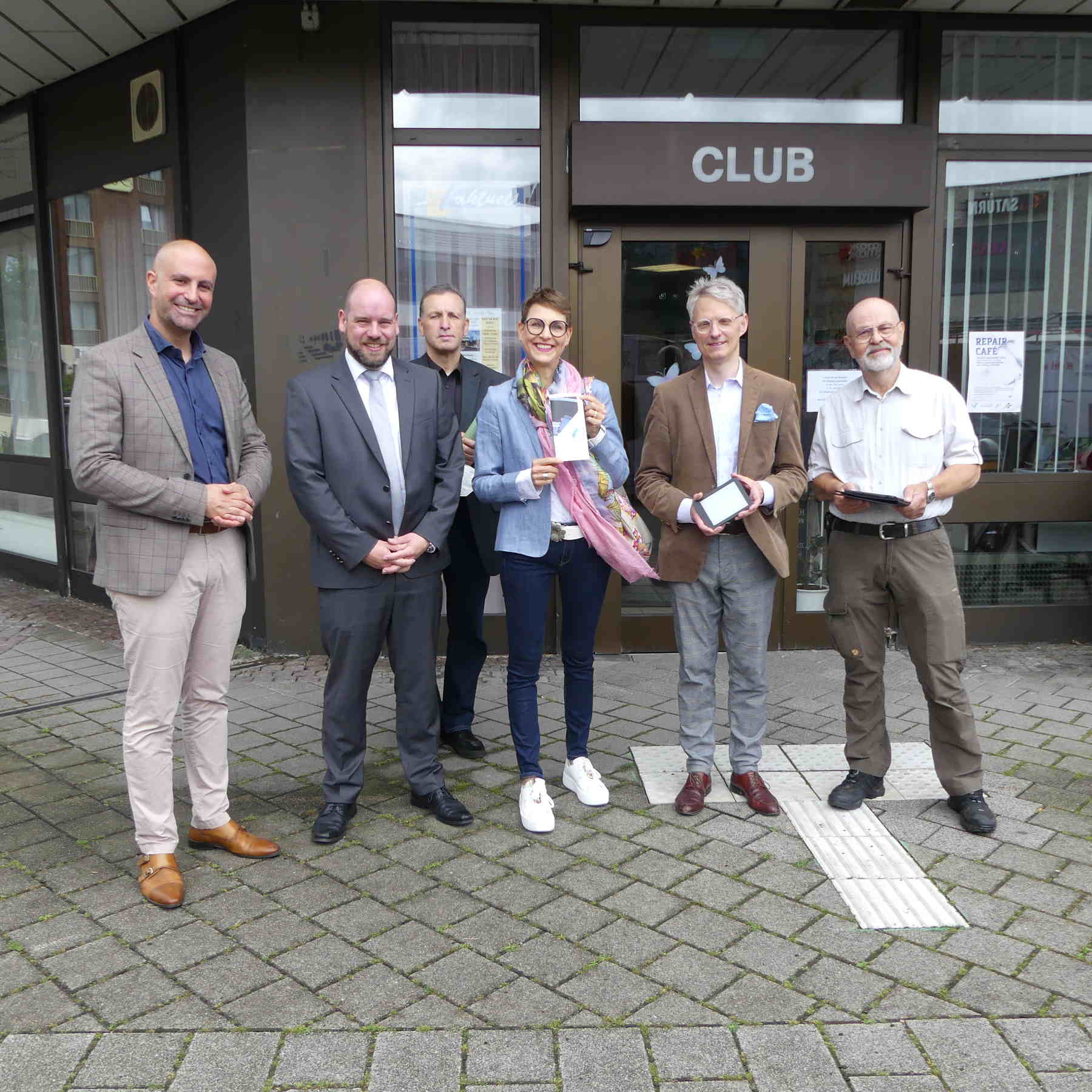 Vertreter der Stadt Sankt Augustin und der Städte- und Gemeindestiftung der Kreissparkasse mit Joachim Leidorf vom Smart-Café
