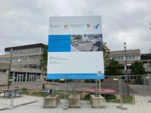 Schulhof Rhein-Sieg-Gymnasium und Baustelleninformationstafel