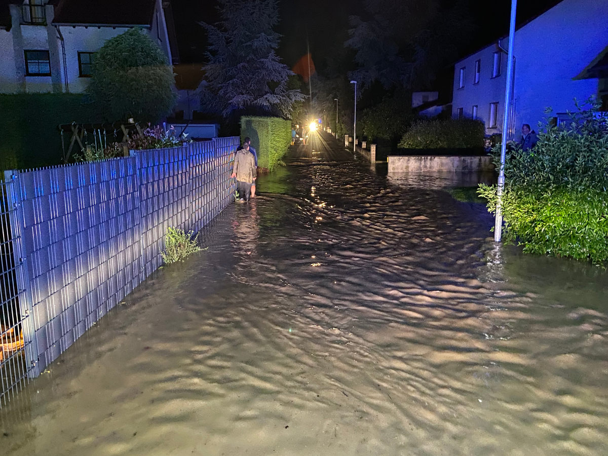 überflutete Anliegerstraße
