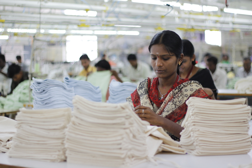 Arbeiterin einer Nähfabrik in Indien
