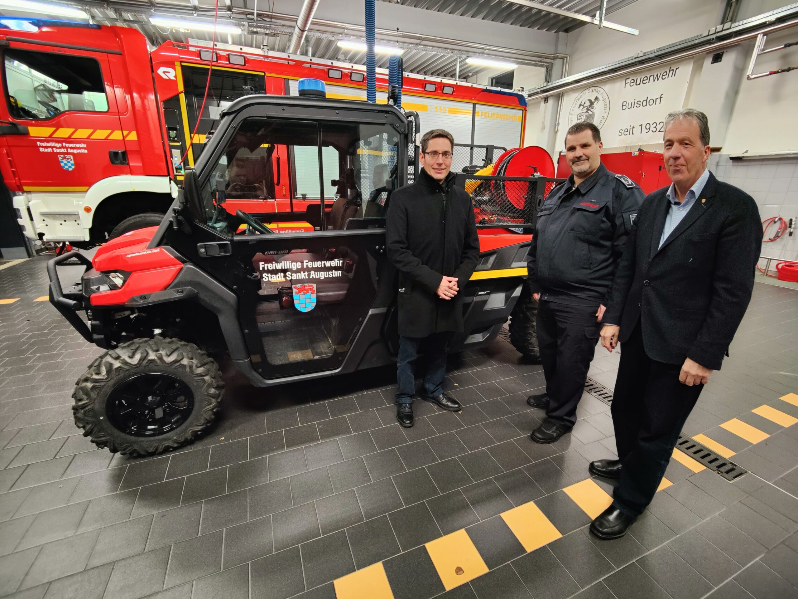 (v.l.) Bürgermeister Max Leitterstorf, Herbert Maur (Leiter der Freiwilligen Feuerwehr Sankt Augustin), Guido Bonerath (Vorsitzender des Feuer- und Bevölkerungsschutzausschusses) vor dem neuen Fahrzeug.