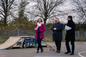 Bürgermeister Max Leitterstorf, NRW-Kommunalministerin Ina Scharrenbach und Landtagsabgeordneter Sascha Lienesch beim Ortstermin am Sankt Augustiner Skatepark.