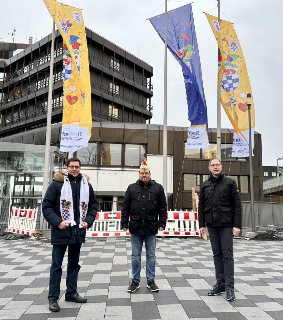Bürgermeister Max Leitterstorf, Dirk Beutel und Marcus Lübken (v.l.) freuen sich über das weithin sichtbare Zeichen für Brauchtum und Karneval.