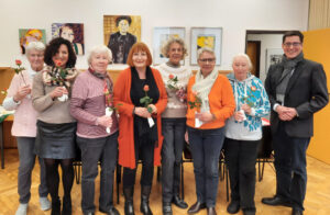 Bürgermeister Max Leitterstorf mit Künstlerinnen und Ehrenamtlichen in der Seniorenbegegnungsstätte