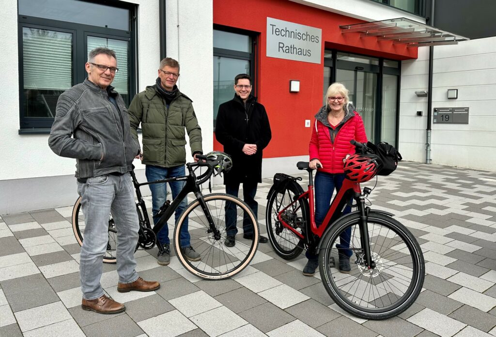 Bürgermeister Max Leitterstorf und Technischer Beigeordneter Rainer Gleß bestaunen mit Torsten Müller und Silvia Gontrum ihre neuen Räder.