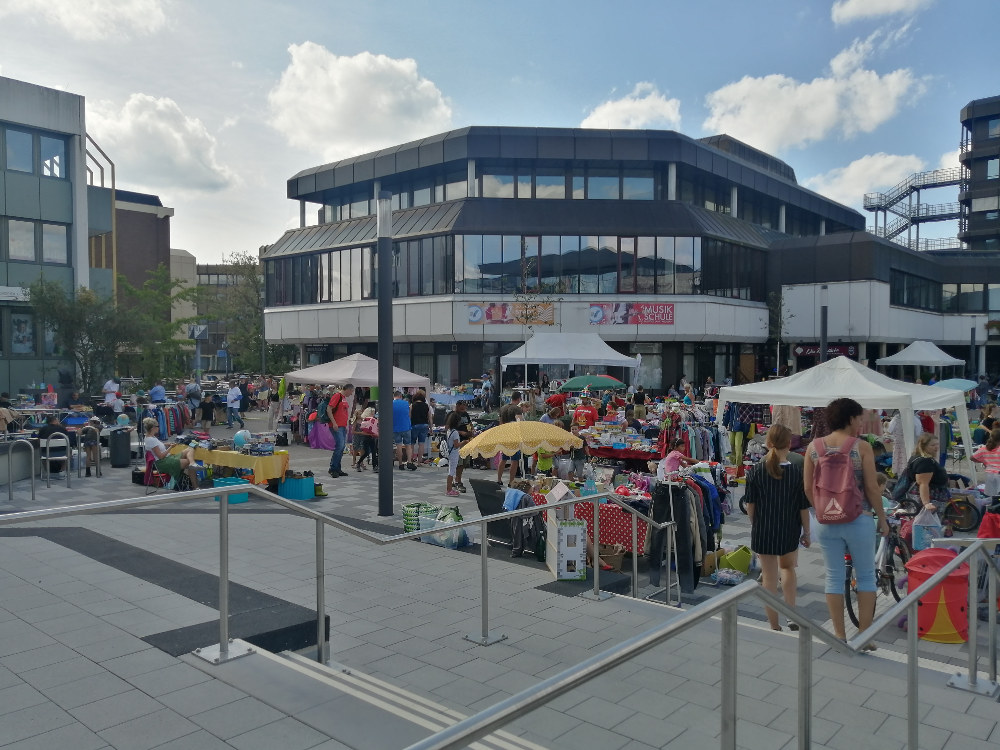 Gute Stimmung und viel Leben beim Kinderflohmarkt auf dem Karl-Gatzweiler-Platz.