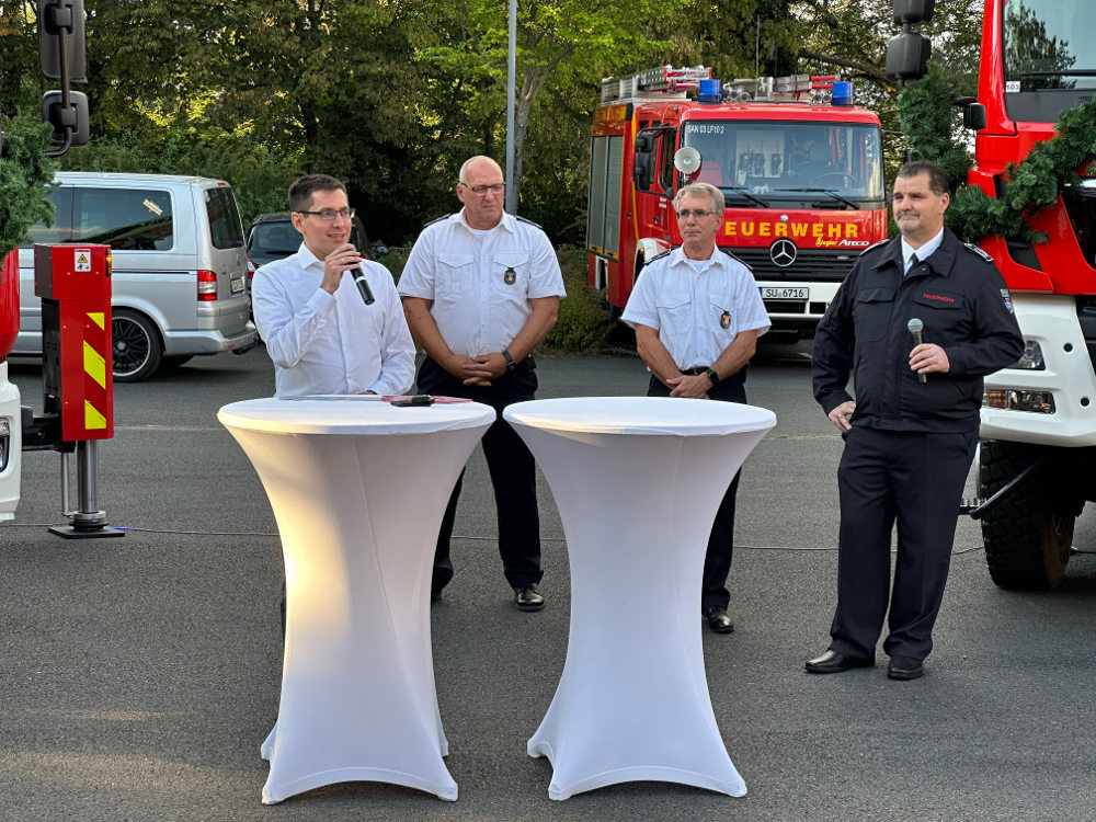 Bürgermeister Max Leitterstorf, Paul-Pierre Klein (Einheitsführer Menden), Marcus Faak (Einheitsführer Mülldorf) und Herbert Maur (Leiter der Feuerwehr) bei der offiziellen Fahrzeugübergabe.