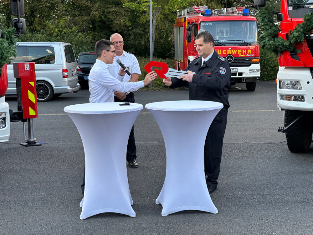 Bürgermeister Max Leitterstorf übergibt Herbert Maur (Leiter der Feuerwehr) symbolisch den Schlüssel für die neue Drehleiter.