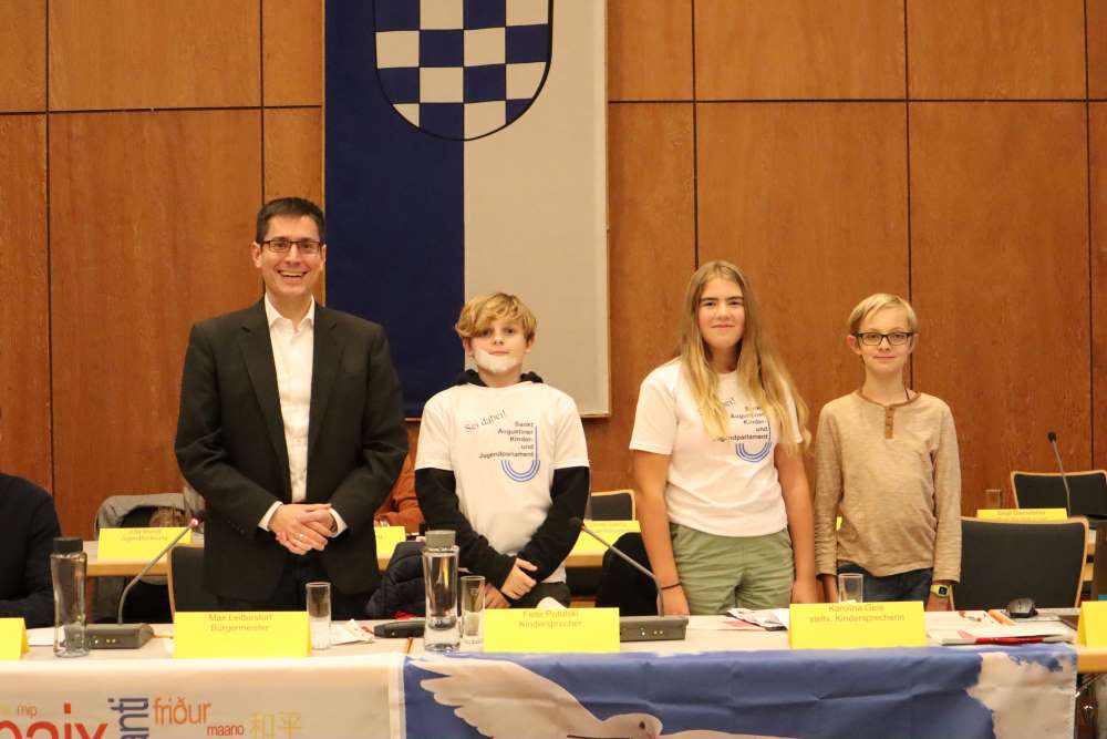 Bürgermeister Max Leitterstorf mit dem bisherigen Kindersprecher Fiete Potulski, der neuen Kindersprecherin Karolina Geis und ihrem Stellvertreter Noah Herzog.