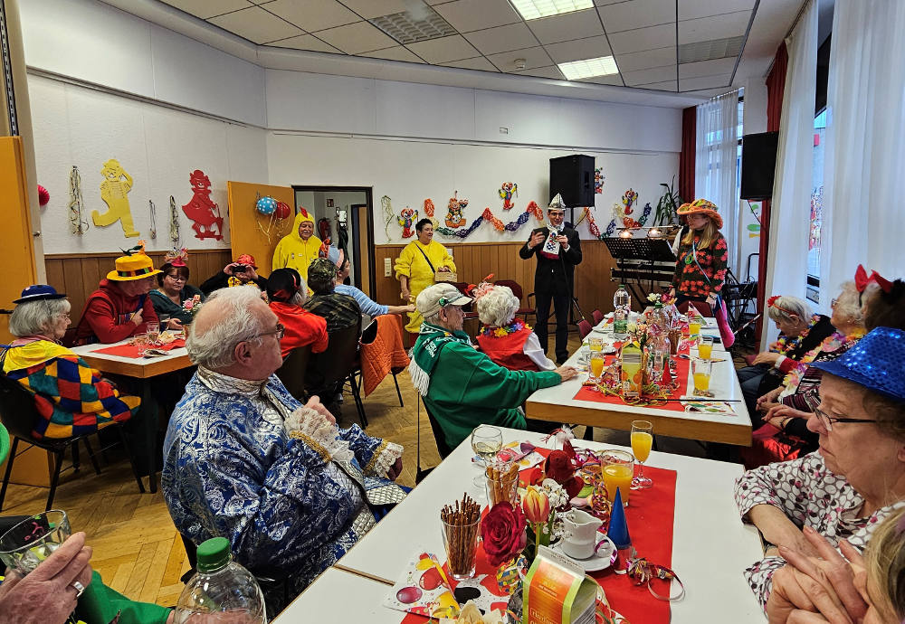 Bürgermeister Dr. Max Leitterstorf begrüßte die gut gelaunten Seniorinnen und Senioren zur Karnevalsfeier in der städtischen Begegnungsstätte „Club“.